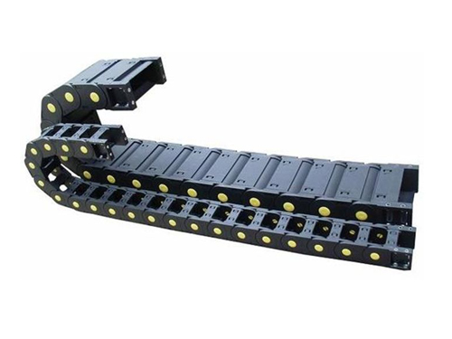 Fully enclosed plastic cable chain
